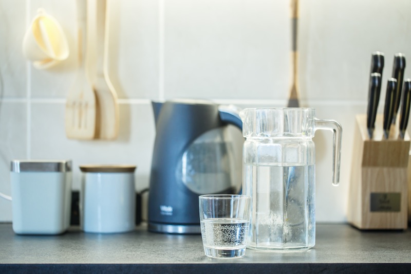 clean drinking water on a kitchen counter